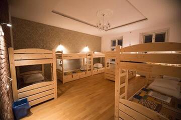 Фото номера Кровать в общем 12-местном номере Хостелы Greg&amp;Tom Beer House Hostel г. Краков 4