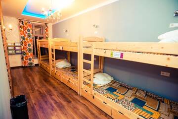 Фото номера Кровать в общем 6-местном номере Хостелы Greg&amp;Tom Beer House Hostel г. Краков 2