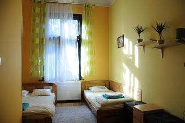 Фото номера Четырехместный номер с ванной комнатой Хостелы Dream Hostel &amp; Apartments г. Краков 3