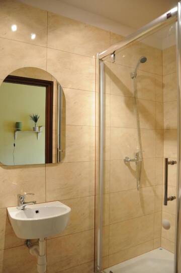 Фото номера Четырехместный номер с ванной комнатой Хостелы Dream Hostel &amp; Apartments г. Краков 5