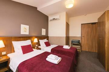 Фото номера Двухместный номер с 1 кроватью и балконом, вид на сад Отель Hotel Yarden by Artery Hotels г. Краков 13