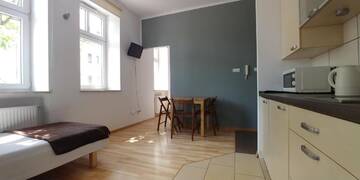 Фото номера Трехместный номер с собственной ванной комнатой Хостелы 999 Aparthostel г. Краков 2