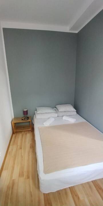 Фото номера Трехместный номер с собственной ванной комнатой Хостелы 999 Aparthostel г. Краков 7