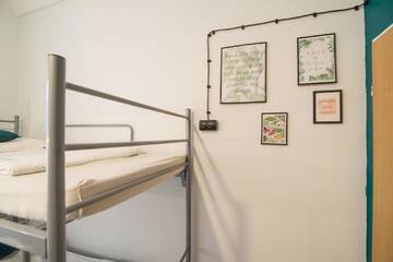 Фото номера Кровать в общем 6-местном номере для мужчин и женщин Хостелы Hostel Cinnamon г. Краков 5