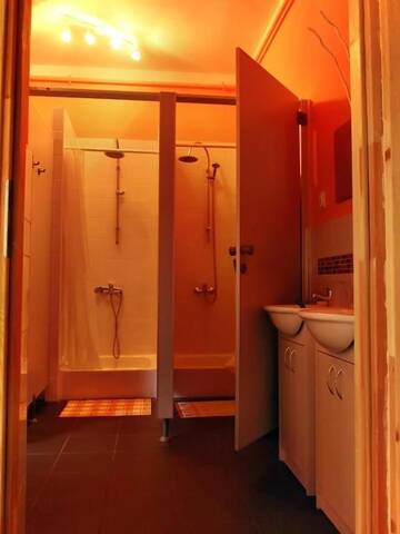 Фото номера Кровать в общем 8-местном номере Хостелы Chilli Hostel г. Краков 43