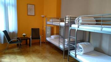 Фото номера Спальное место на двухъярусной кровати в общем номере для женщин Хостелы Bubble Hostel г. Краков 7