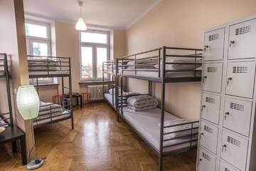 Фото номера Спальное место на двухъярусной кровати в общем номере для мужчин и женщин Хостелы Bubble Hostel г. Краков 9