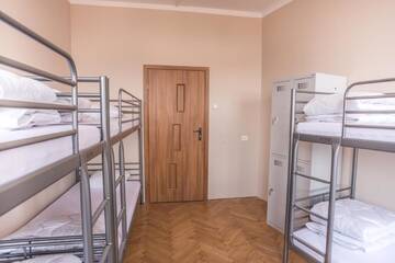 Фото номера Кровать в общем 6-местном номере для женщин Хостелы Bubble Hostel г. Краков 8