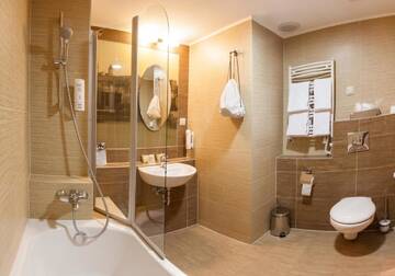 Фото номера Стандартный номер с кроватью размера &quot;queen-size&quot; Отель Galaxy Hotel г. Краков 9