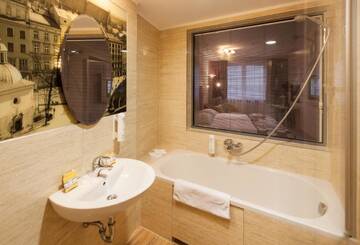 Фото номера Номер бизнес-класса с кроватью размера &quot;queen-size&quot; Отель Galaxy Hotel г. Краков 8
