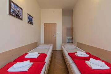 Фото номера Четырехместный номер с ванной комнатой Апартаменты Euro-Room Rooms &amp; Apartments г. Краков 5