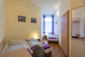 Фото номера Трехместный номер с ванной комнатой Апартаменты Euro-Room Rooms &amp; Apartments г. Краков 4