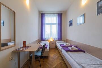 Фото номера Трехместный номер с ванной комнатой Апартаменты Euro-Room Rooms &amp; Apartments г. Краков 5