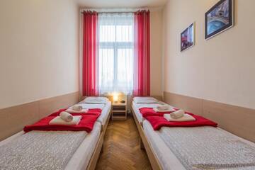 Фото номера Четырехместный номер с ванной комнатой Апартаменты Euro-Room Rooms &amp; Apartments г. Краков 7