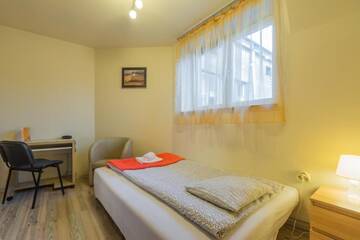 Фото номера Одноместный номер с ванной комнатой Апартаменты Euro-Room Rooms &amp; Apartments г. Краков 4