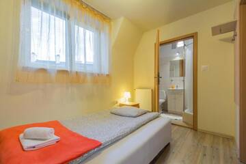 Фото номера Одноместный номер с ванной комнатой Апартаменты Euro-Room Rooms &amp; Apartments г. Краков 2