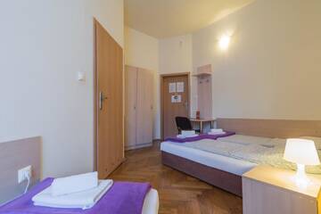 Фото номера Трехместный номер с ванной комнатой Апартаменты Euro-Room Rooms &amp; Apartments г. Краков 3