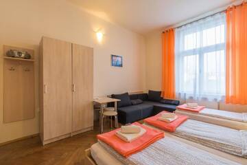 Фото номера Четырехместный номер с ванной комнатой Апартаменты Euro-Room Rooms &amp; Apartments г. Краков 2