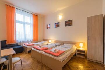 Фото номера Четырехместный номер с ванной комнатой Апартаменты Euro-Room Rooms &amp; Apartments г. Краков 3