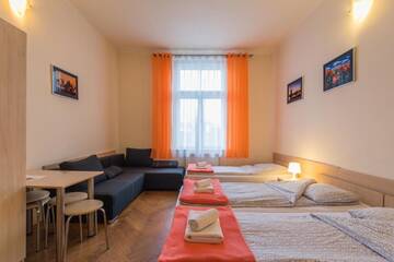 Фото номера Четырехместный номер с ванной комнатой Апартаменты Euro-Room Rooms &amp; Apartments г. Краков 4