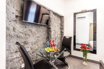 Фото номера Роскошный номер с кроватью размера «king-size» Апарт-отели Komorowski Luxury Guest Rooms г. Краков 7