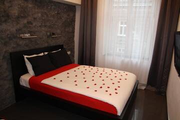 Фото номера Номер с кроватью размера «queen-size» Апарт-отели Komorowski Luxury Guest Rooms г. Краков 11