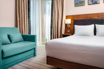 Фото номера Номер с кроватью размера «queen-size» Отель Hilton Garden Inn Krakow г. Краков 4