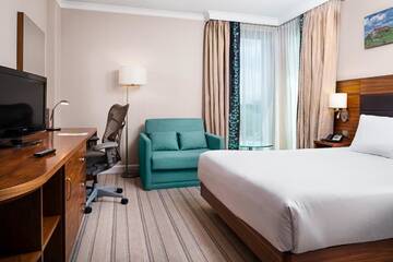 Фото номера Номер с кроватью размера «queen-size» Отель Hilton Garden Inn Krakow г. Краков 5