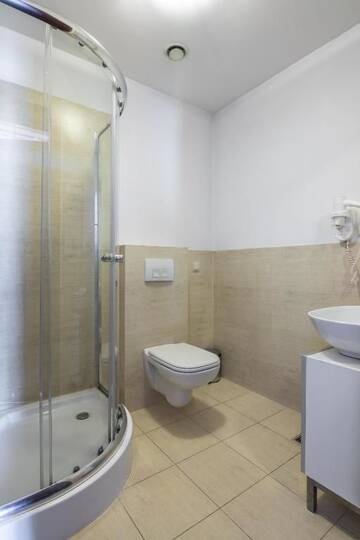 Фото номера Двухместный номер с 2 отдельными кроватями Апарт-отели Aparthotel Pergamin г. Краков 9