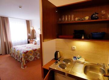 Фото номера Трехместный номер с мини-кухней Апарт-отели Aparthotel Adler г. Краков 6