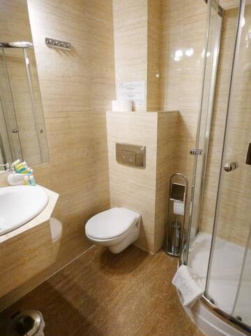 Фото номера Трехместный номер с мини-кухней Апарт-отели Aparthotel Adler г. Краков 5