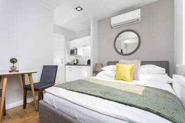 Фото номера Двухместный номер эконом-класса с 1 кроватью Апарт-отели Venetian House Market Square Aparthotel г. Краков 2