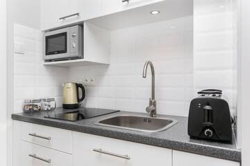 Фото номера Двухместный номер эконом-класса с 1 кроватью Апарт-отели Venetian House Market Square Aparthotel г. Краков 7