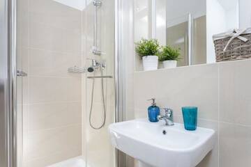 Фото номера Улучшенный двухместный номер с 1 кроватью Апарт-отели Venetian House Market Square Aparthotel г. Краков 7