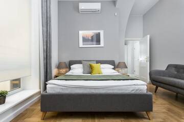 Фото номера Улучшенный двухместный номер с 1 кроватью Апарт-отели Venetian House Market Square Aparthotel г. Краков 2