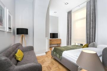 Фото номера Улучшенный двухместный номер с 1 кроватью Апарт-отели Venetian House Market Square Aparthotel г. Краков 6