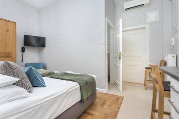 Фото номера Двухместный номер с 2 отдельными кроватями Апарт-отели Venetian House Market Square Aparthotel г. Краков 6