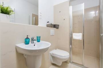 Фото номера Двухместный номер с 2 отдельными кроватями Апарт-отели Venetian House Market Square Aparthotel г. Краков 8