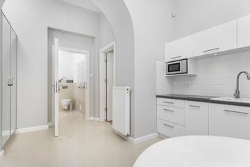 Фото номера Улучшенный двухместный номер с 1 кроватью Апарт-отели Venetian House Market Square Aparthotel г. Краков 11