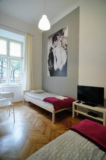 Фото номера Апартаменты с 2 спальнями (для 5 взрослых) Хостелы Hollywood Hostel г. Краков 2