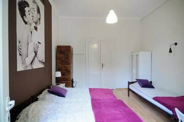 Фото номера Трехместный номер с общей ванной комнатой Хостелы Hollywood Hostel г. Краков 5