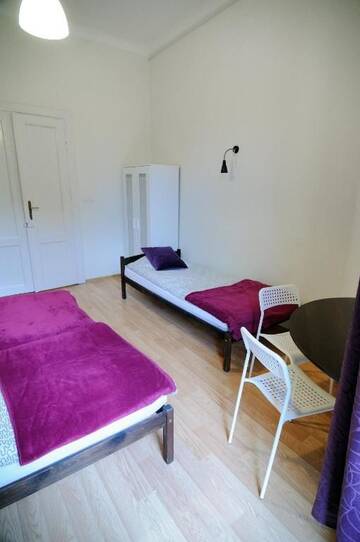 Фото номера Трехместный номер с общей ванной комнатой Хостелы Hollywood Hostel г. Краков 2