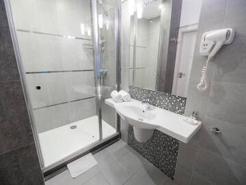 Фото номера Улучшенные апартаменты Апарт-отели Aparthotel Miodowa г. Краков 6