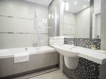 Фото номера Улучшенные апартаменты Апарт-отели Aparthotel Miodowa г. Краков 18