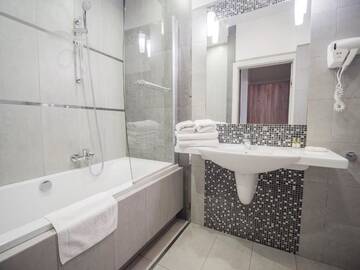 Фото номера Улучшенные апартаменты Апарт-отели Aparthotel Miodowa г. Краков 15