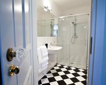Фото номера Номер Делюкс с собственным внутренним двориком Апарт-отели Crystal Suites Chez Helena г. Краков 6