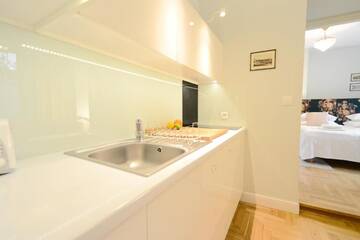 Фото номера Номер Делюкс с собственным внутренним двориком Апарт-отели Crystal Suites Chez Helena г. Краков 8