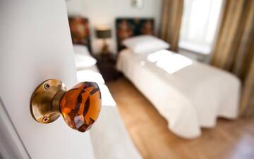 Фото номера Номер Делюкс с собственным внутренним двориком Апарт-отели Crystal Suites Chez Helena г. Краков 12