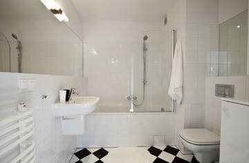 Фото номера Номер Делюкс с видом на улицу Апарт-отели Crystal Suites Chez Helena г. Краков 6