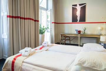 Фото номера Улучшенный двухместный номер с 1 кроватью Апарт-отели Home Hotel г. Краков 5